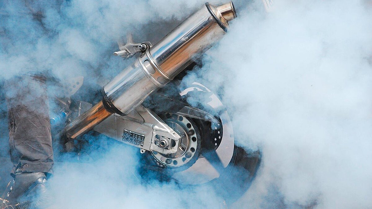 Beim Posen im Straßenverkehr – etwa in Form eines Burnouts – darf die Polizei künftig stärker zur Kasse bitten.