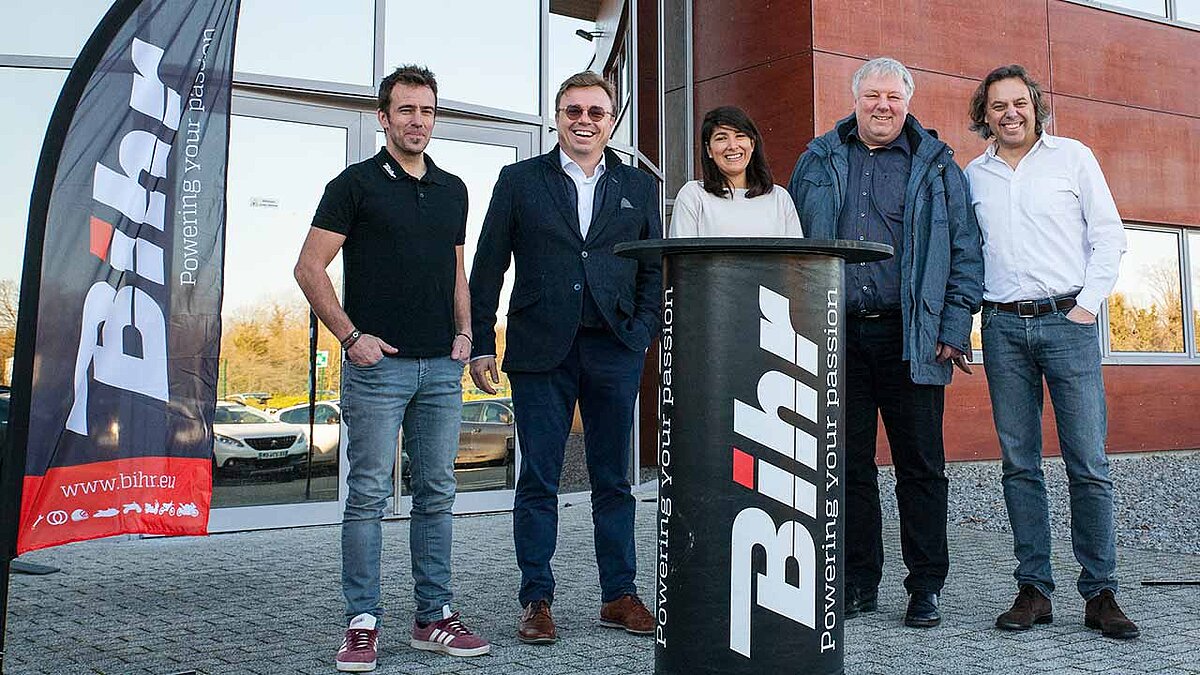 Beim World of Bike-Besuch in Bartenheim präsentierte sich eine bestens aufgelegte BIHR-Führungsmannschaft (v.l.): Laurent Herrmann, zuständig für das Thema regionale Kommunikation, Christophe Piron, CEO der BIHR-Gruppe, Dominique Jamar, Vertriebsdirektorin und als Country Manager u.a. verantwortlich für die BIHR GmbH, Thorsten Stephan, Marketing Activator DACH, sowie Thierry Chonglez, der als Vice President im BIHR-Management für den gesamten Themenkomplex Marketing und Kommunikation verantwortlich zeichnet. 