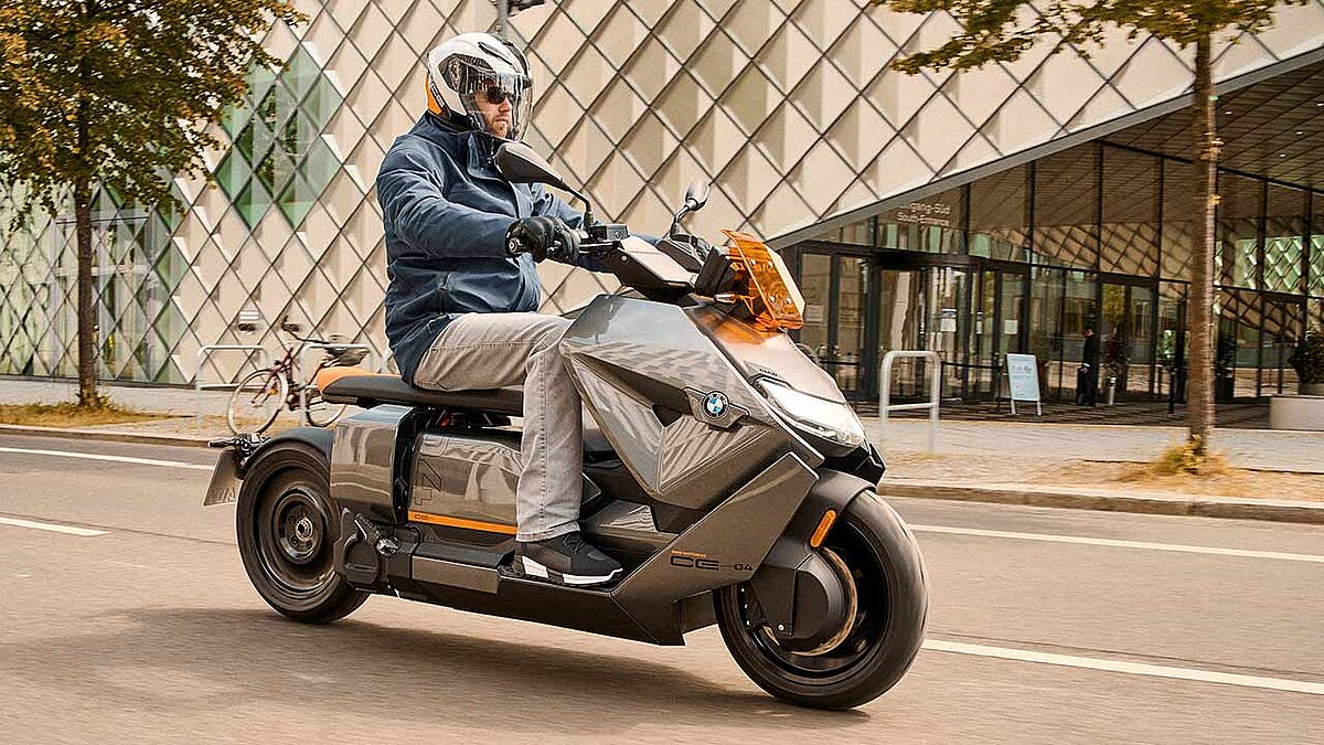 Hochwertiger Auftritt, mutiges, sicherlich polarisierendes Design: BMWs neuer E-Roller CE 04 mutet insgesamt sehr futuristisch an.