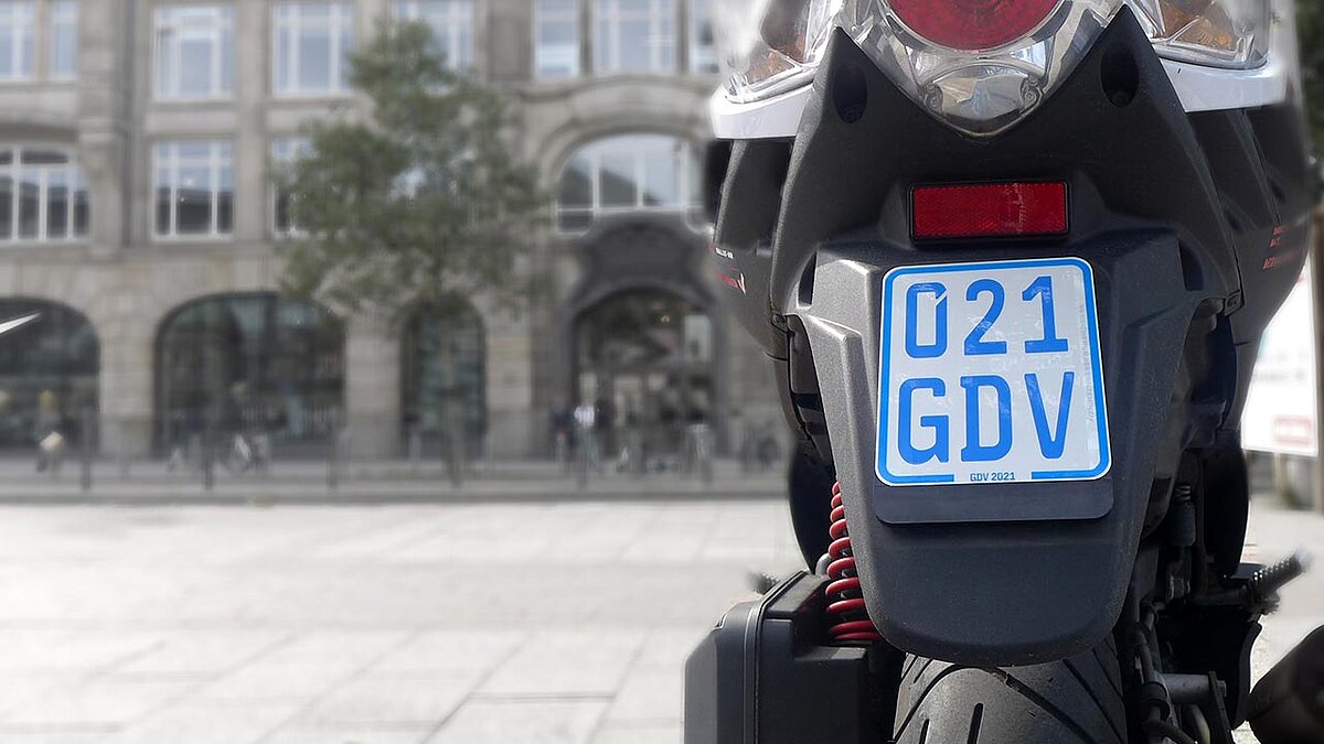 Kleben statt schrauben: Das Versicherungskennzeichen gibt es neuerdings auch als Folie. Zunächst für die nächsten drei Jahre – in einem Praxistest des Bundesverkehrsministeriums.