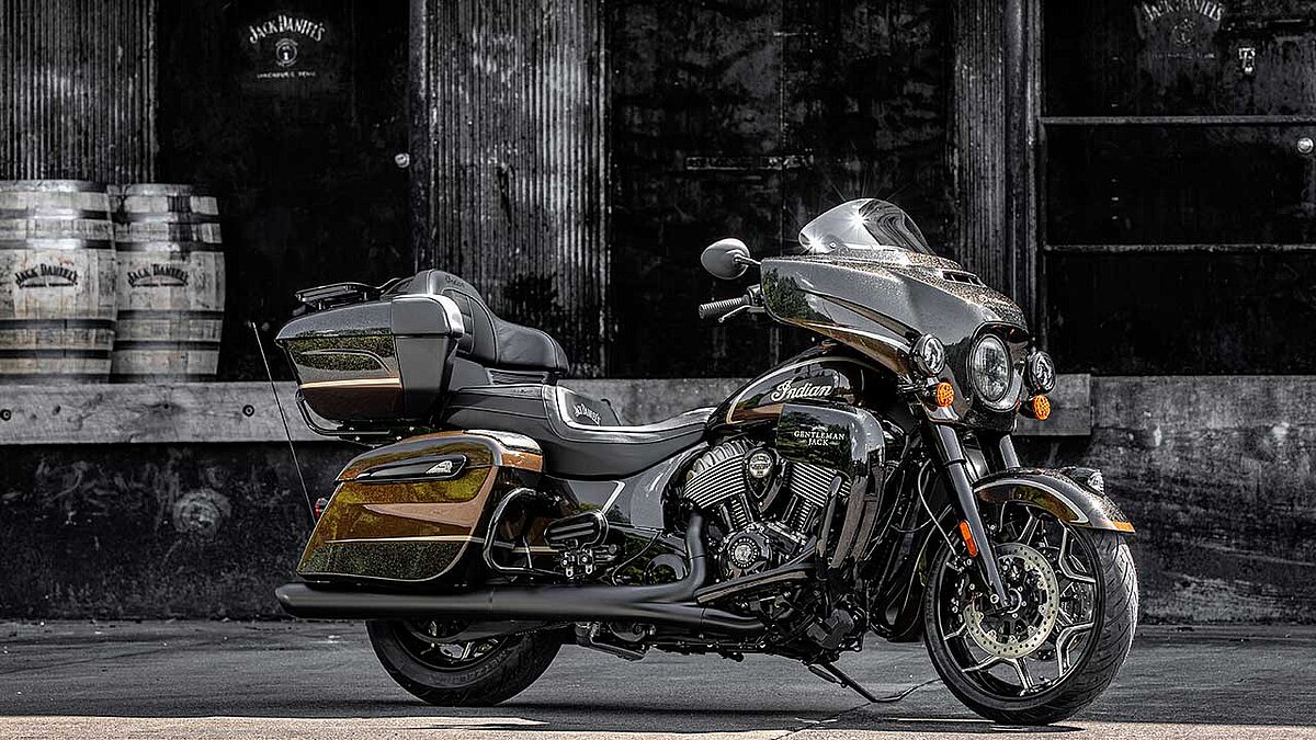 Fahrende Hommage an Genüsse hochprozentiger Art: Die „Jack Daniel's Limited Edition Indian Roadmaster Dark Horse“, von der laut Hersteller nur fünf Exemplare nach Deutschland gehen.