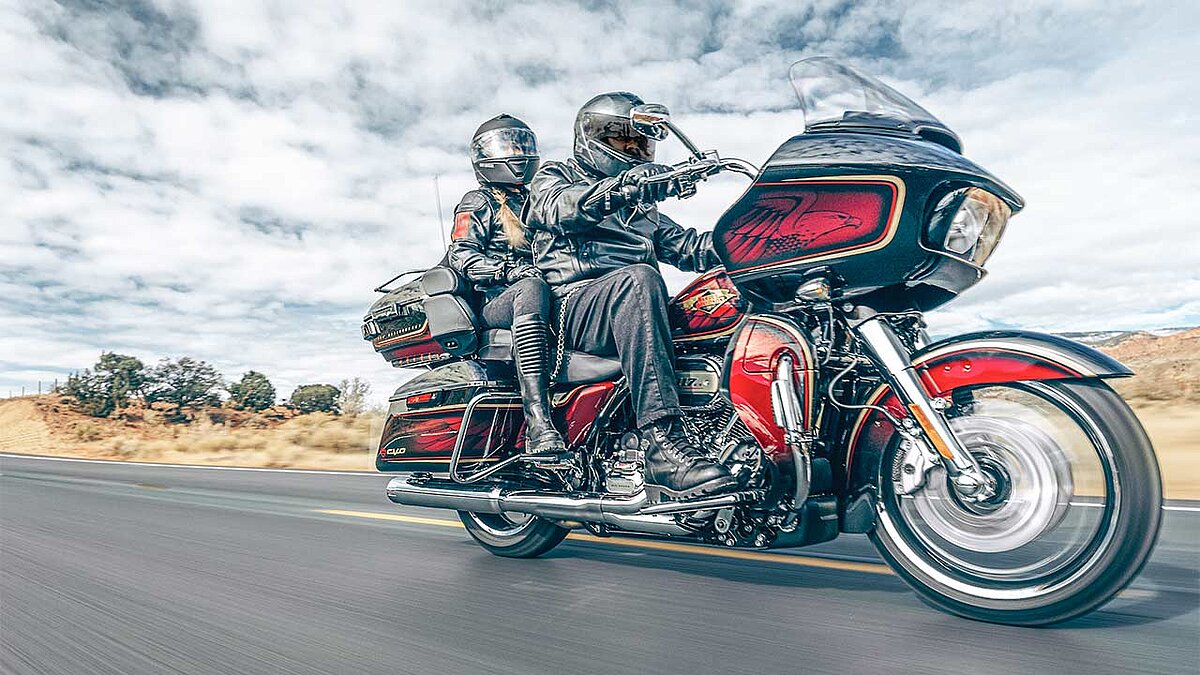 Das Posterbike der Geburtstagsfeierlichkeiten, eine CVO Road Glide, fährt in aufwändiger Lackierung vor.