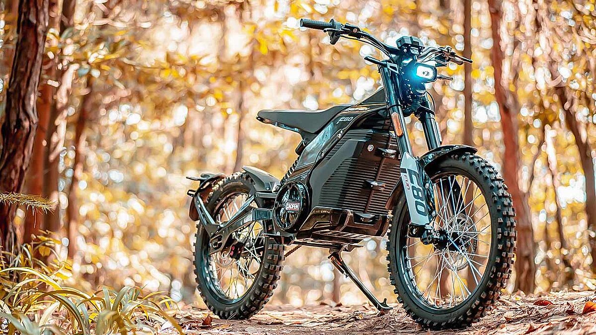 F80 heißt ein neues E-Motorrad aus China, das On- wie Offroad beherrschen soll.