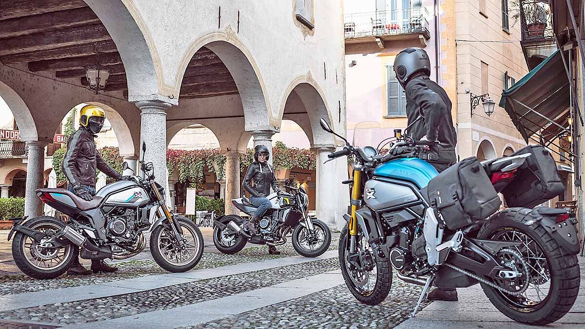 Volles Retro-Programm von CFMoto: Die 700CL-X-Familie mit (v.l.) Scrambler, Streetfighter/Cafe Racer und Tourer.