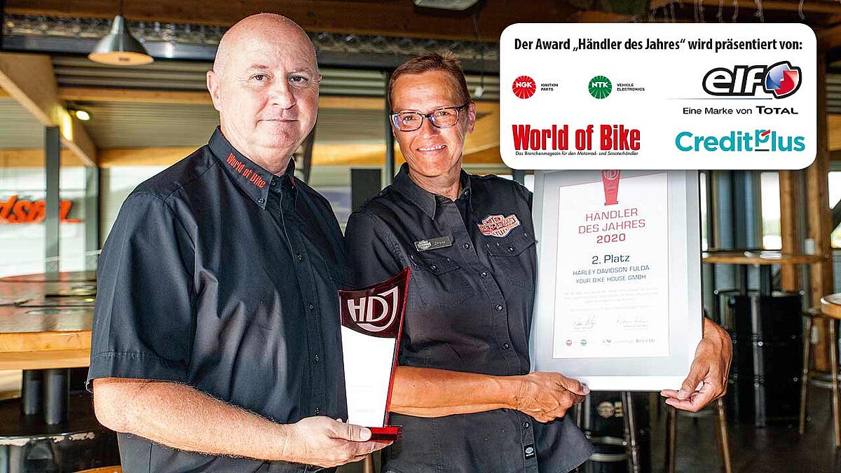 Von Klaus Hüttinger (World of Bike, li.) nahm Regina Kremer (Harley Fulda) Pokal und Urkunde entgegen.