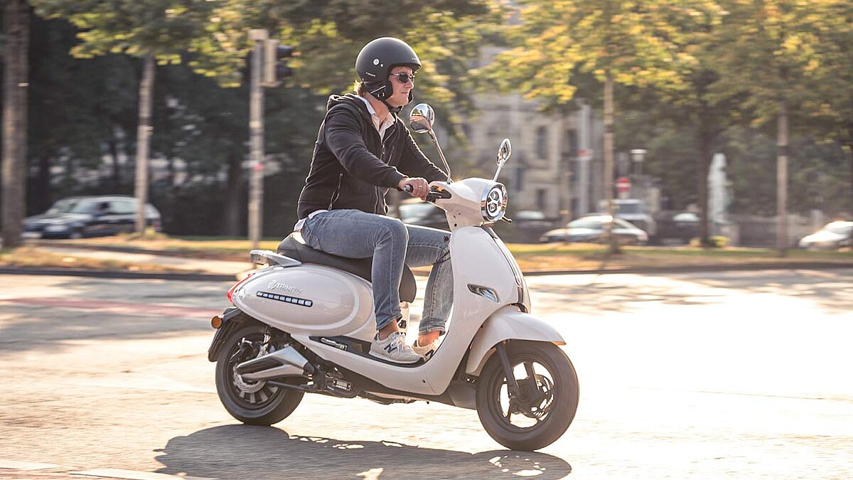 Schicker Neo-Retro-Roller mit Vmax größer 100 km/h: Der Uranus RS von Trinity.