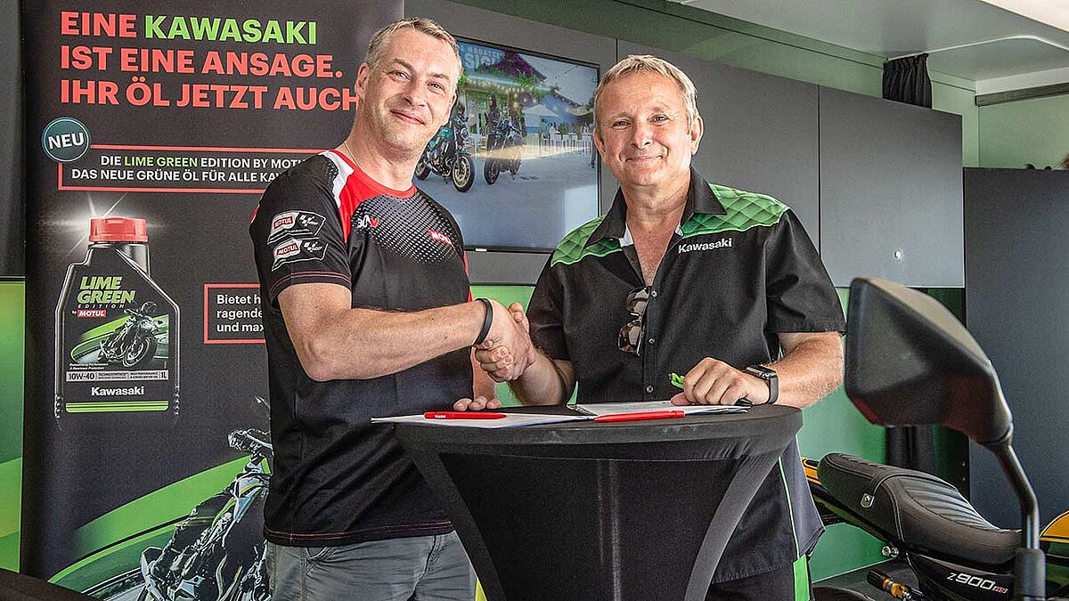 Freuen sich über die Vertragsverlängerung: Roman Franz, Key Account Manager DACH Großhandel bei Motul (li.) und Jürgen Höpker-Seibert, Niederlassungsleiter bei Kawasaki Deutschland.