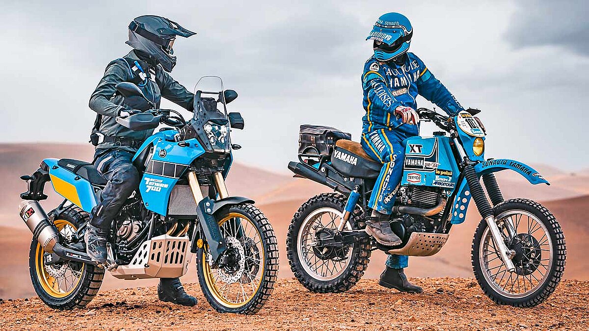 Bei der Ténéré 700 Rally (li.) greift Yamaha jene (von einer namhaften Zigarettenmarke induzierte) Farbgebung auf, die Mitte der 1980er-Jahre den Auftritt der Werks-Offroader (re.) bei der Dakar kennzeichnete. 