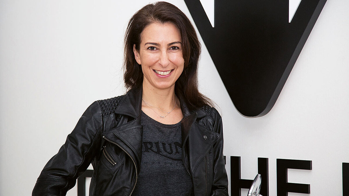 Natalie Kavafyan, Geschäftsführerin der Triumph Motorrad Deutschland GmbH, freut sich über die neue Rekordmarke in ihrem Verantwortungsbereich, den Märkten in Deutschland und Österreich.