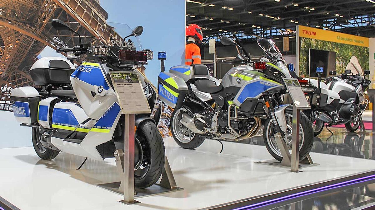 Den brandneuen Elektroroller CE 04 (li.) sowie den Sporttourer F 900 XR liefert BMW jetzt auch als Sondermodelle für den Einsatz im öffentlichen Dienst.