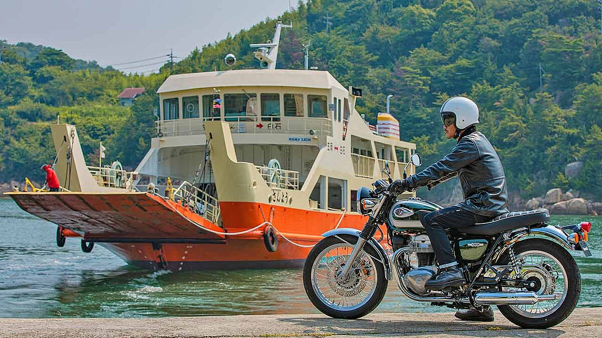 Die 2020er Standardversion der W800 vor passender Kulisse. Mit Schiffsbau fing bei Kawasaki einst alles an.