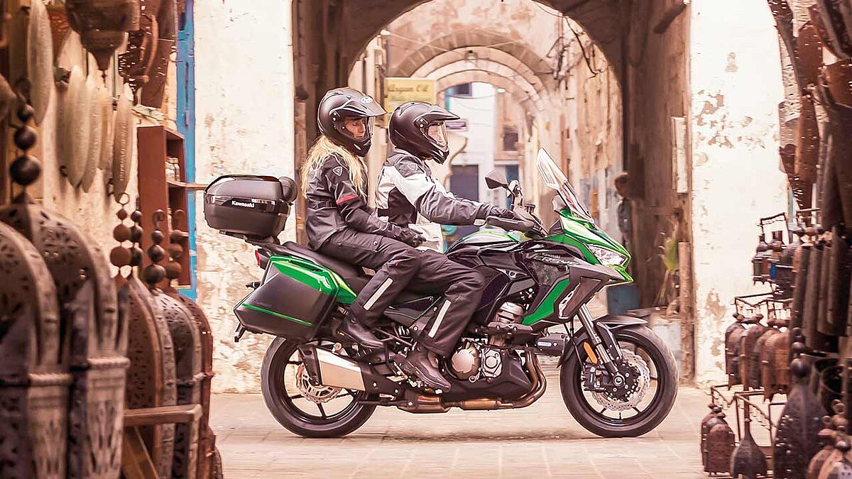 Eine Allzweckwaffe im Arsenal von Kawasaki: Die Versys 1000, die jetzt auch wieder als Basisversion vorfährt.