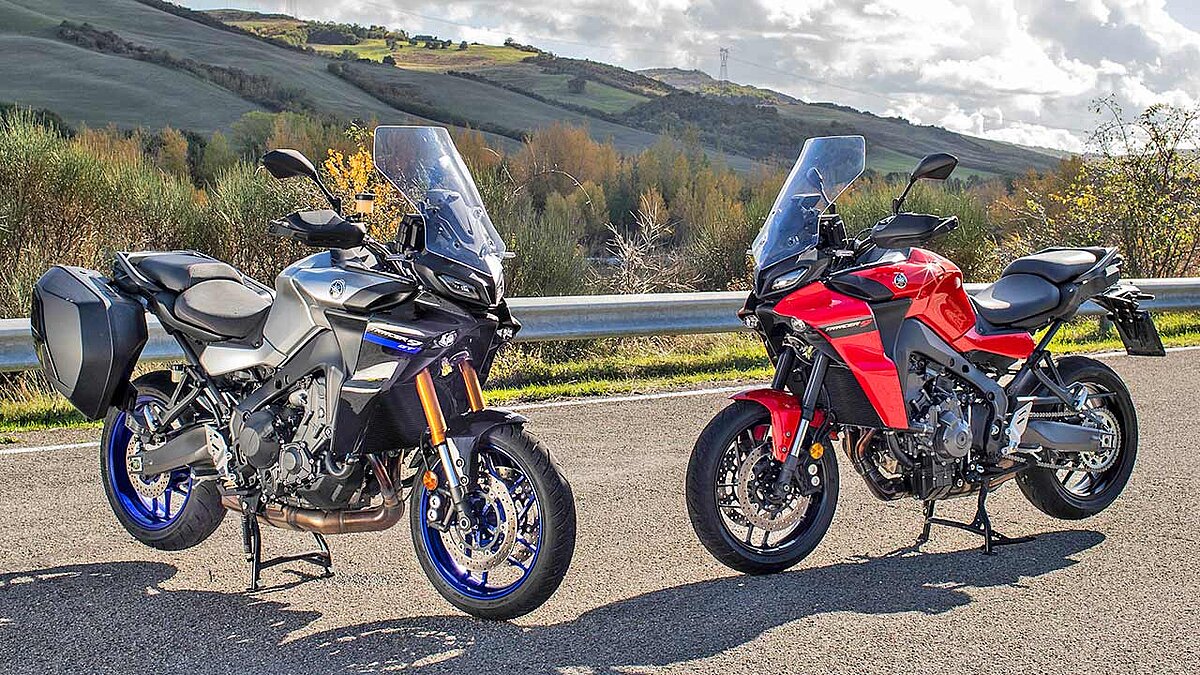 Yamaha Tracer 9 GT (li.) und Tracer 9 des Modelljahrgangs 2021.