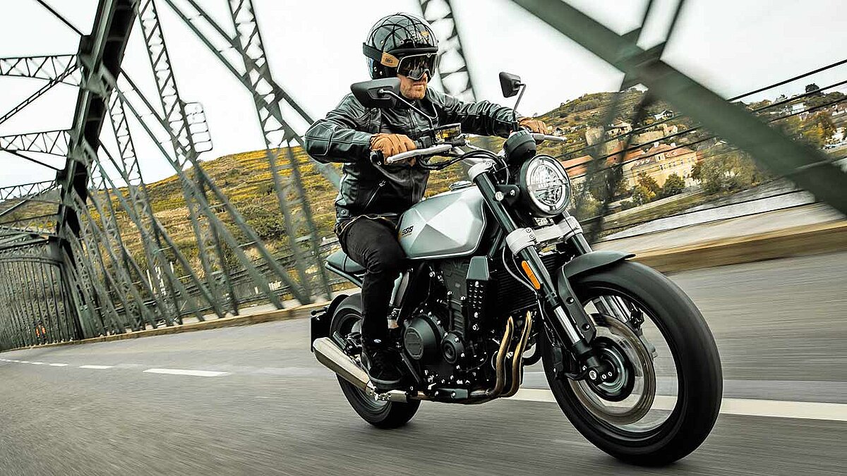 Handelsdebüt im August: Brixton Crossfire 500 mit markantem X im Tank.