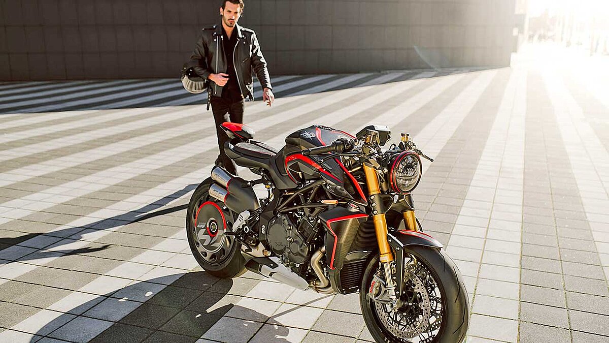 Bei diesem Motorrad-Fotomodell handelt es sich wohl noch um ein Vorserienexemplar. Jedenfalls ist hier nur wenig von Karbonteilen zu sehen.