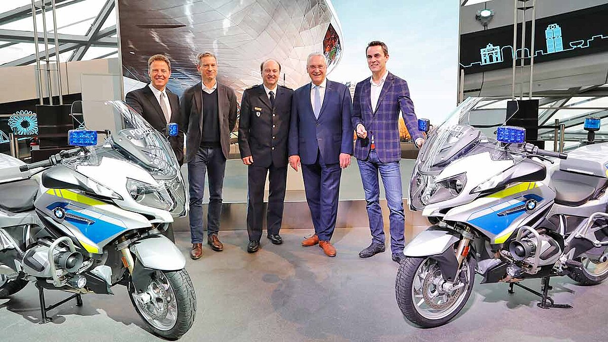 Feierten die Übergabe (v.l.): Helmut Käs, Leiter BMW Welt; Henning Putzke, Leiter BMW Motorrad Deutschland; Polizeipräsident Hubertus Andrä; Staatsminister Joachim Herrmann; Timo Resch, Leiter Vertrieb und Marketing BMW Motorrad.