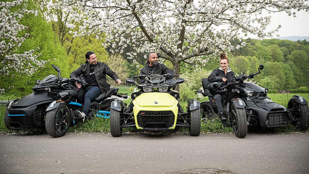 Bülent Ceylan, Lina Magull und Patrick Owomoyela (v.l.) sind neue Markenbotschafter für das Onroad-Programm von Can-Am.