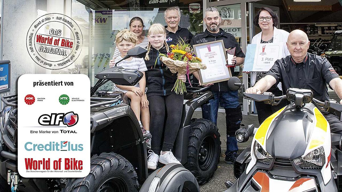 Familiensache: Sie freuten sich über die Auszeichnung im Rahmen des Awards „Händler des Jahres“ 2020 – v.l.: Rosi Heiss (Mutter von Roland Heiss), Noah und Helena Heiss (Neffe und Tochter von Roland Heiss), Herbert Heiss (Vater von Roland Heiss, Senior-Chef und Gründer des Unternehmens) sowie der aktuelle Geschäftsführer der „Quad & Roller Center Heiss GmbH“, Roland Heiss. Mit der Familie freuen sich Simone Fey-Jboury (Creditplus Bank) sowie Klaus Hüttinger, Verleger der World of Bike und „Händler des Jahres“-Urheber.