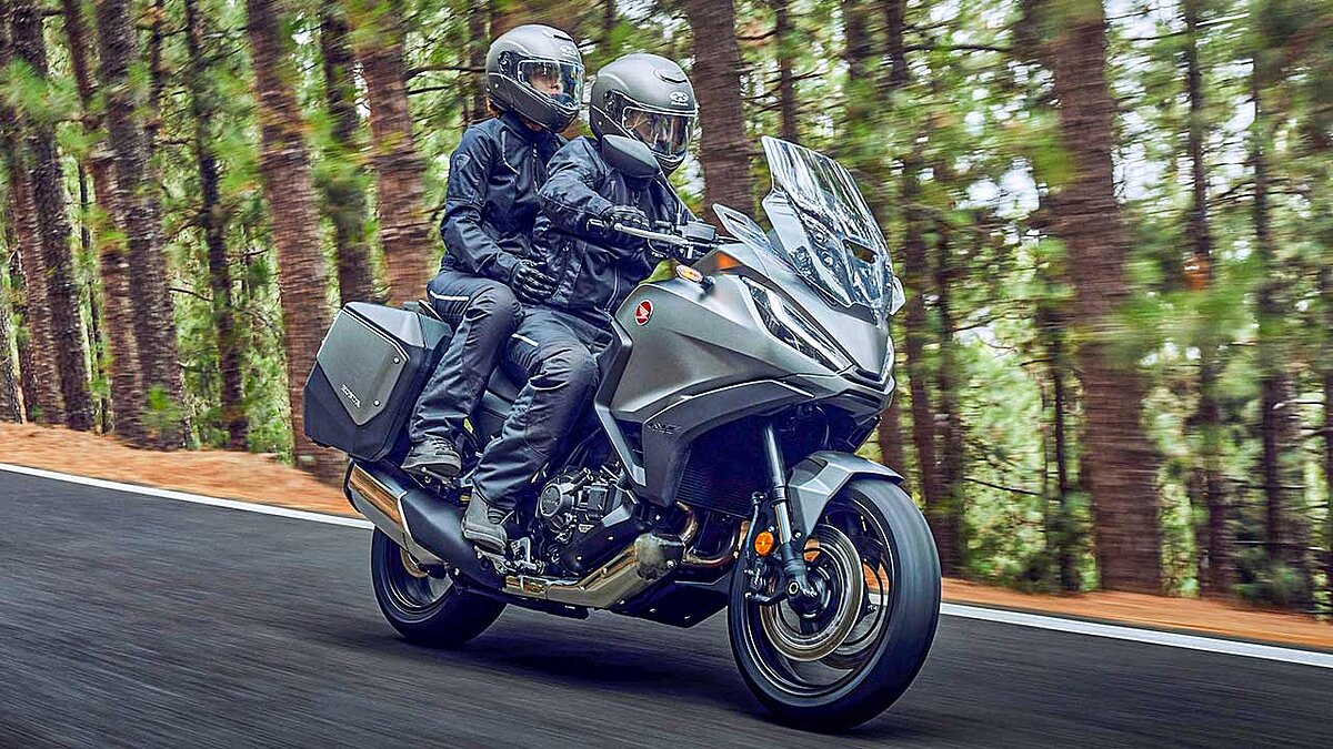 Während die Africa Twin on- und offroad kann, soll die NT1100 als astreiner Straßentourer die Lücke zur schweren Gold Wing schließen.