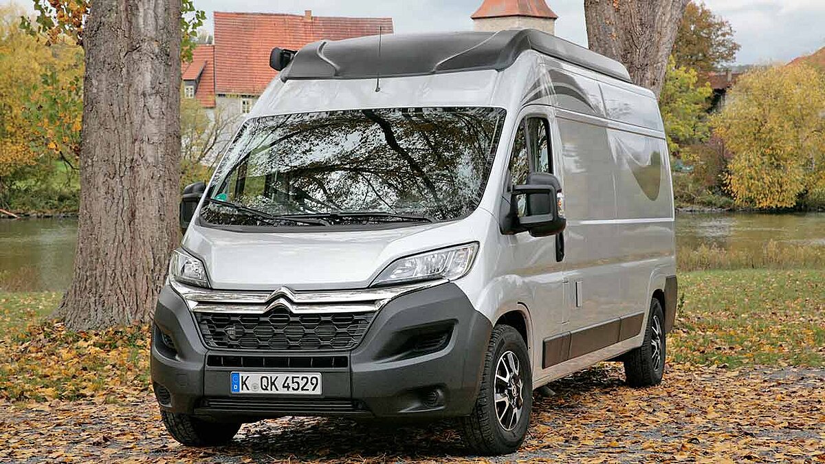 Imposante Erscheinung: Durch das in der Variante „Biker Solution“ aufgesetzte Schlafdach wirkt der Citroën Jumper noch bulliger.