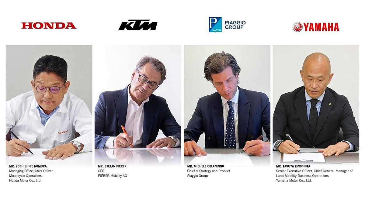 Konzentriert bei der Unterschrift: Führende Vertreter namhafter Zweiradhersteller besiegelten jetzt ihren gemeinsamen Weg für ein Akku-Tauschsystem.