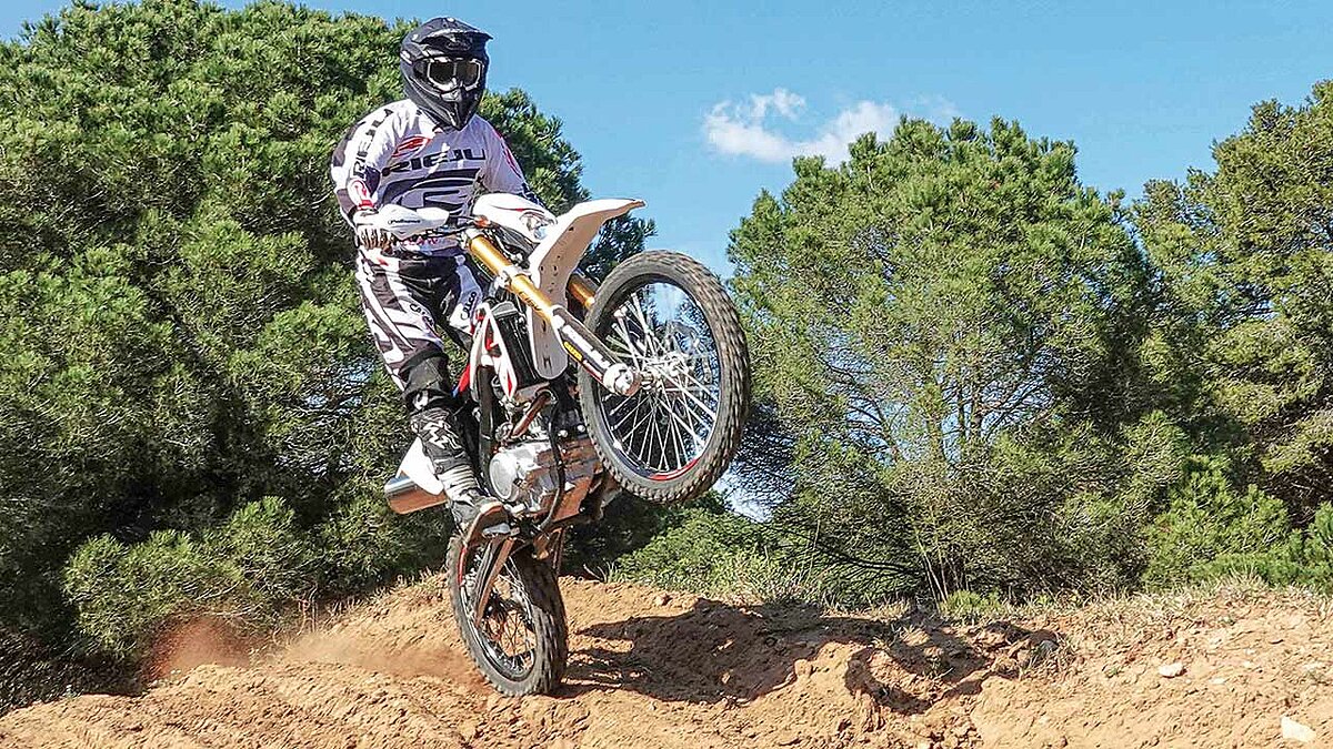 Ein Pfund im Gelände und vor der Eisdiele: Riejus 125-er Enduro Marathon 125i mit bärenstarkem Motor und satter Ausstattung.