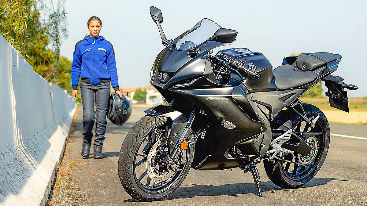 Yamaha R125, Modelljahrgang 2023, in „Tech Black“ – frische Verschalung und neue Lichteinheit an der Front inklusive.