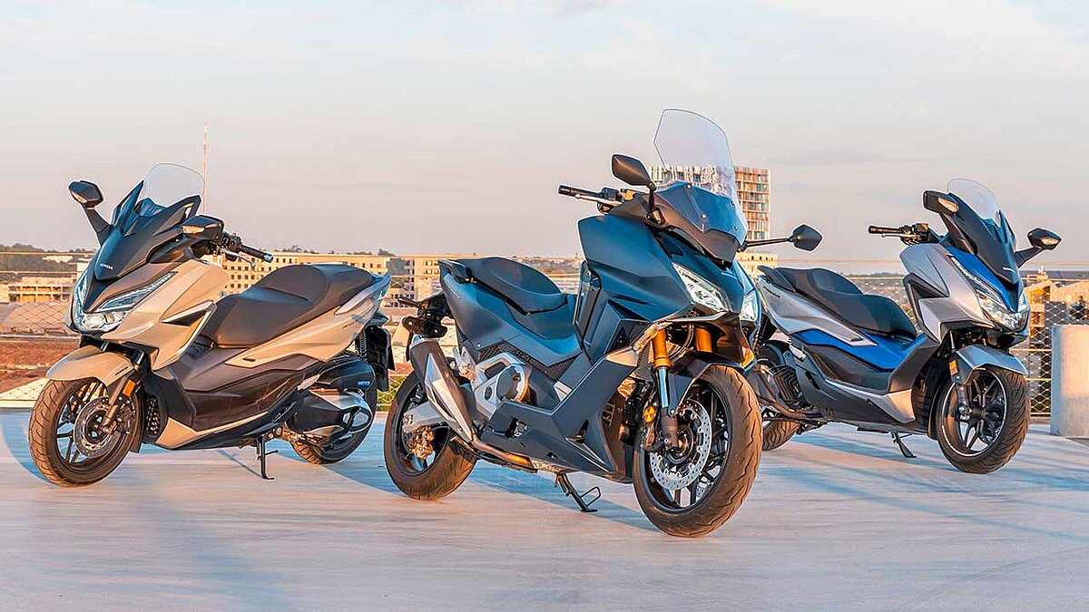 Die neue Forza-Familie auf einem Bild: Vorne das Flaggschiff Forza 750, links daneben der neue Forza 350, rechts der sanft facegeliftete Forza 125.