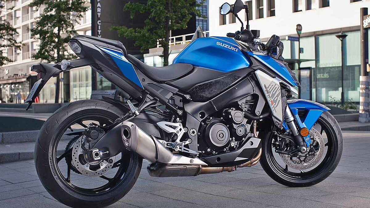 Die GSX-S 950, die eigentlich eine abgespeckte GSX-S 1000 ist, in Metallic-Blau. Sie fährt ab Mitte September in den Leistungsstufen 35 und 70 kW vor.