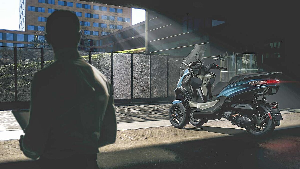 Dezidiertes Fotomaterial gibt es vom neuen MP3 noch nicht, lediglich diese etwas kryptische Aufnahme. Zu erkennen ist immerhin die neue Heckpartie mit an der Schwinge montierter Nummernschildhalterung. 