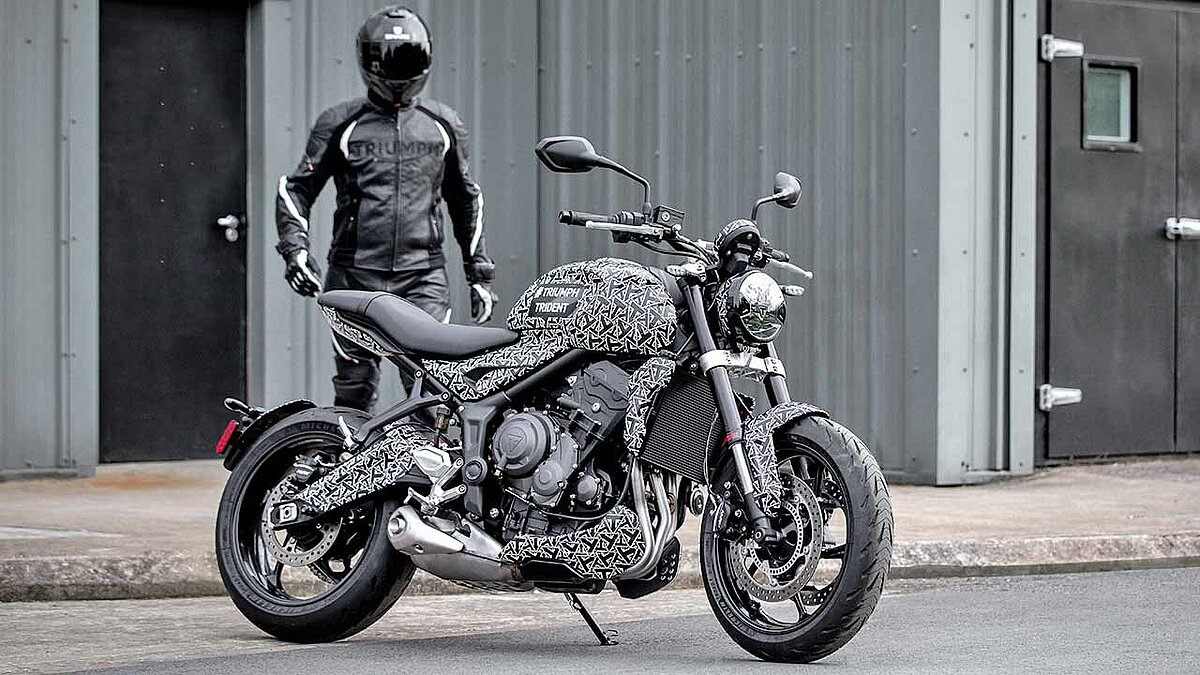 Dynamischer Stil mit einem klaren optischen Schwerpunkt: Der Triple-Motor steht bei der neuen Triumph Trident im Mittelpunkt.