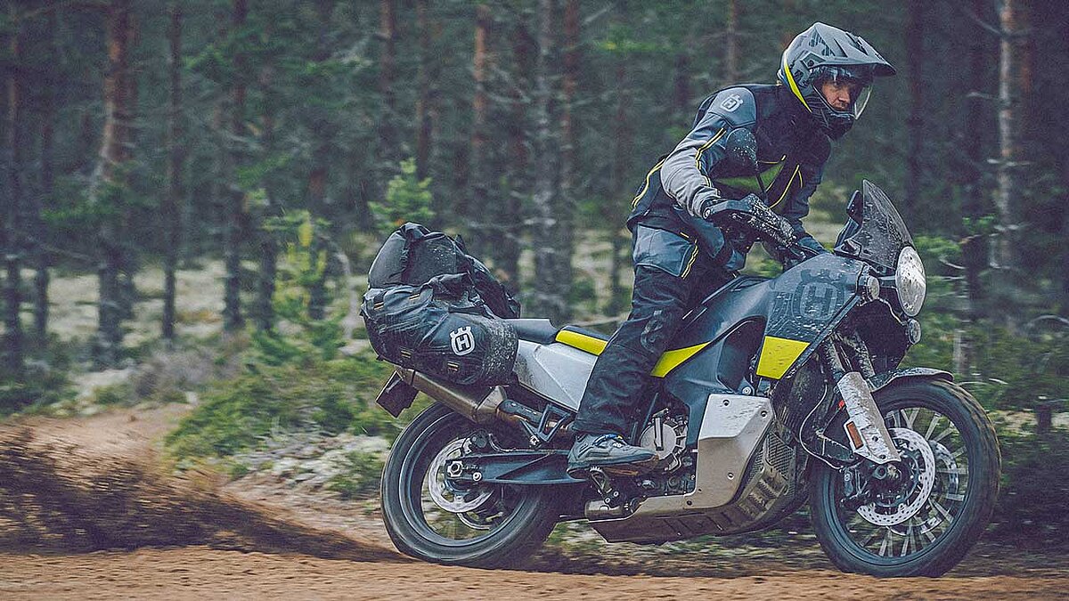Bildet zusammen mit der technik-gleichen KTM Adventure 890 das offroaderische Dynamik-Duo in der Mittelklasse: Die Husqvarna Norden 901.