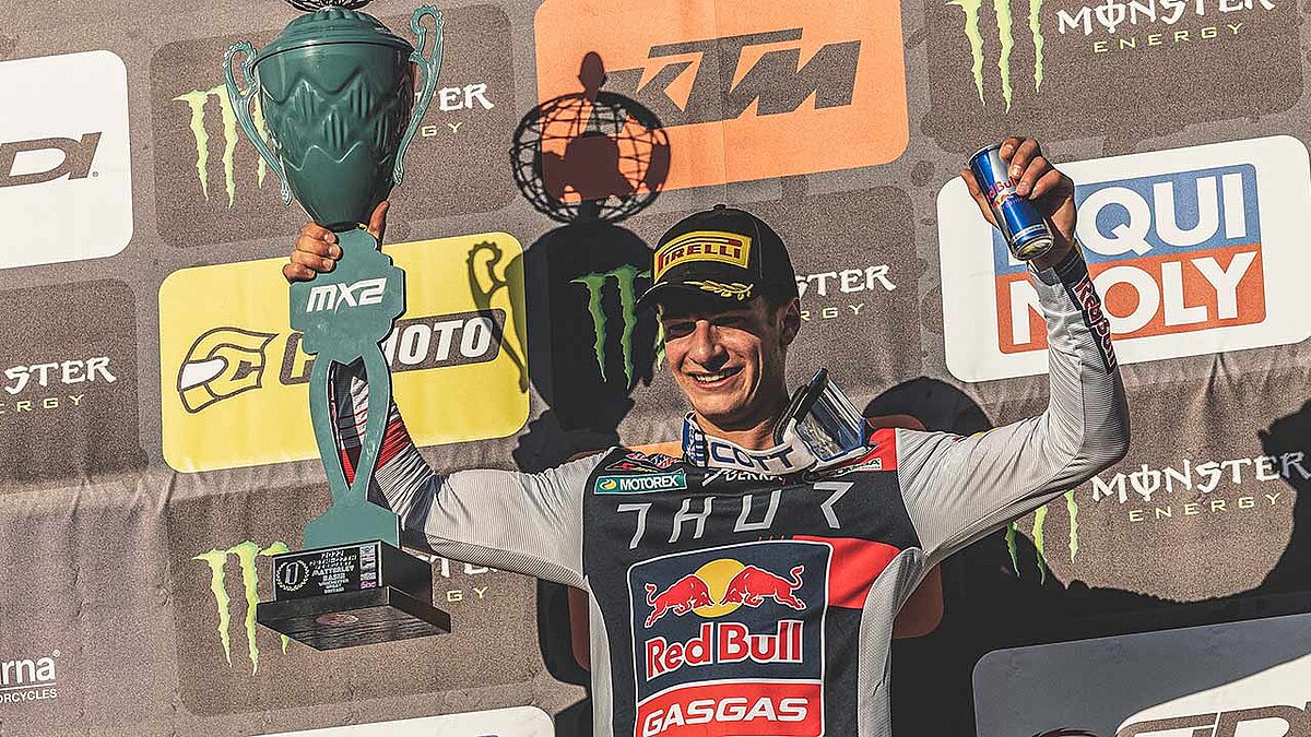 Simon Längenfelder holte beide Laufsiege und damit den Gesamtsieg beim Auftakt der MX2-WM in Großbritannien. 