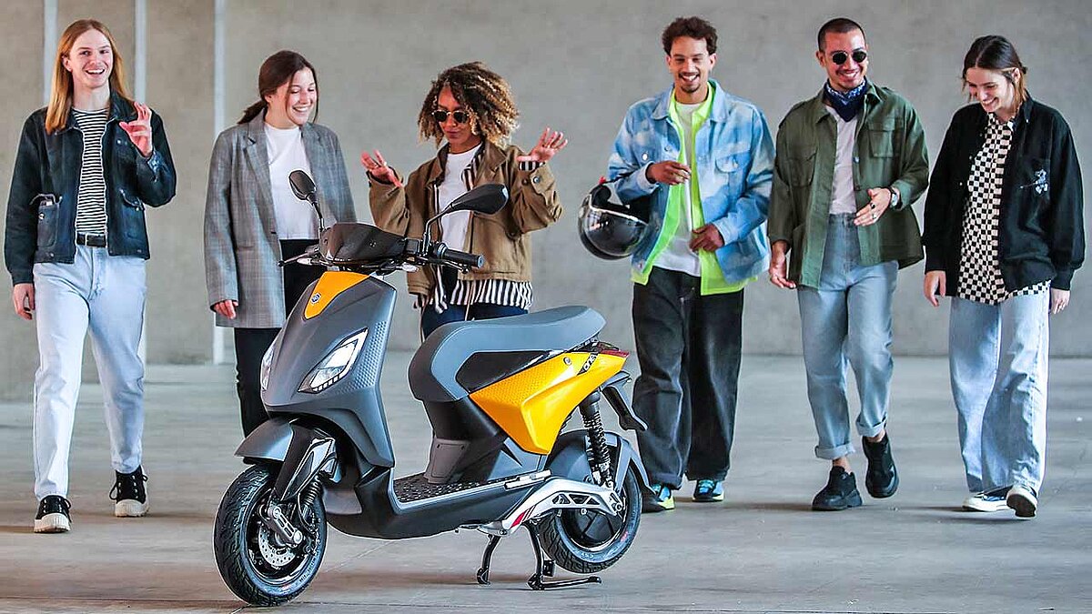 Den jungen Weltbürger fasst Piaggio als Zielgruppe für sein neues E-Rollerchen „One“ ins Auge.