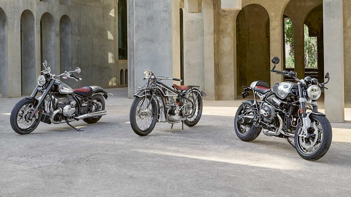 Die beiden „100 Years“-Sondermodelle nehmen ihre Urahnin, BMWs Debüt-Bike R 32 aus dem Jahre 1923, in die Mitte.