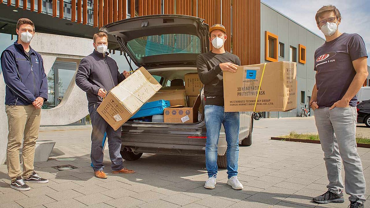 Von links nach rechts: Felix Hafner und Martin Holzmann vom Landratsamt Landsberg am Lech sowie Ralf Jodl und Alexander Barth, Geschäftsführer der SIP Scootershop GmbH, zu sehen. 
