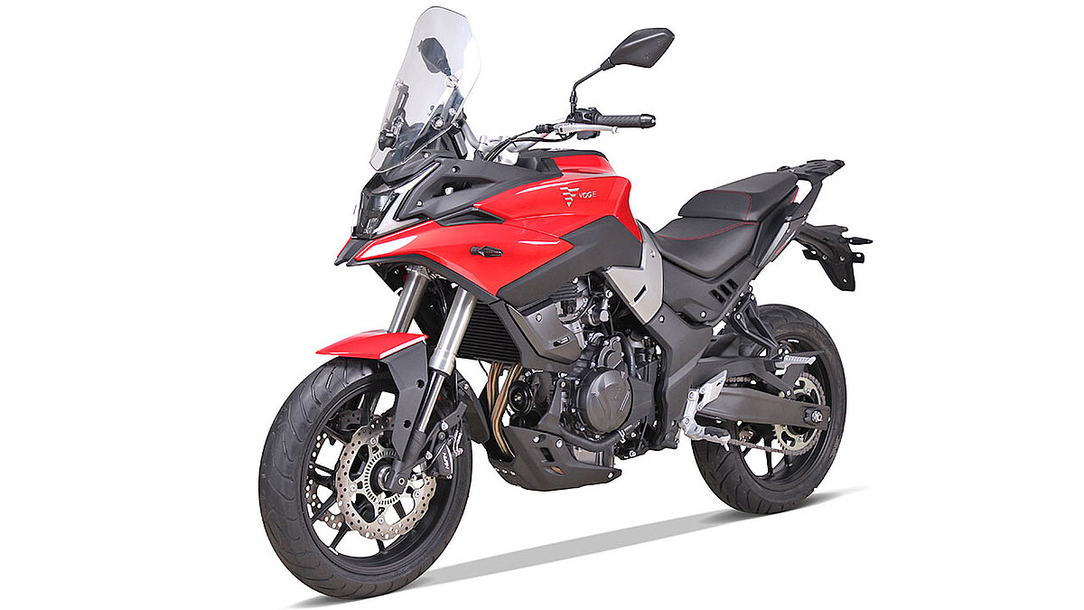 Das Crossover-Modell Voge 500 DS fährt genretypisch mit Verkleidungs-„Schnabel“ vor.