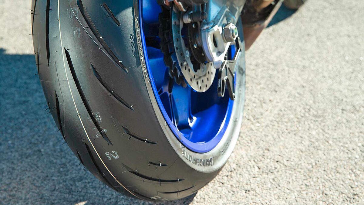 Wer im Rahmen des „Biker’s Summer“ derzeit einen Reifen der Battlax-Serie (im Foto: der Battlax S22) von Bridgestone kauft, kann sich eine Zusatzprämie sichern.