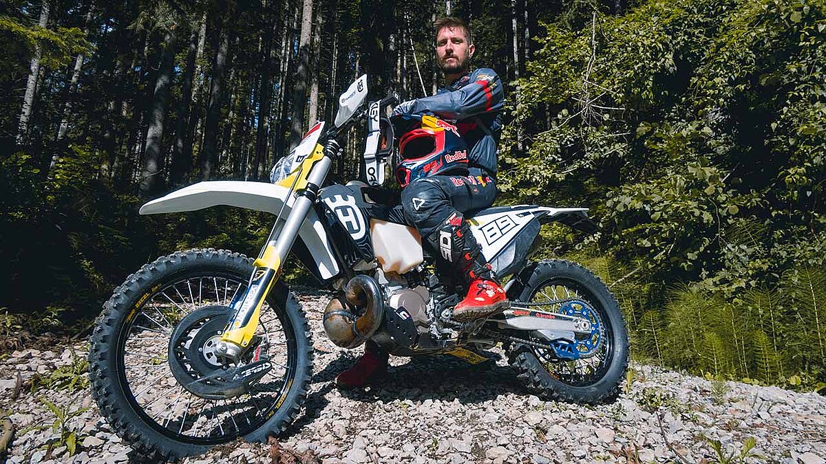 Ski fahren kann er  zweifellos: Im weiteren Verlauf der Woche will Ski-Legende Marcel Hirscher bei den Red Bull Romaniacs beweisen, dass er auch das grobstollige Metier beherrscht.