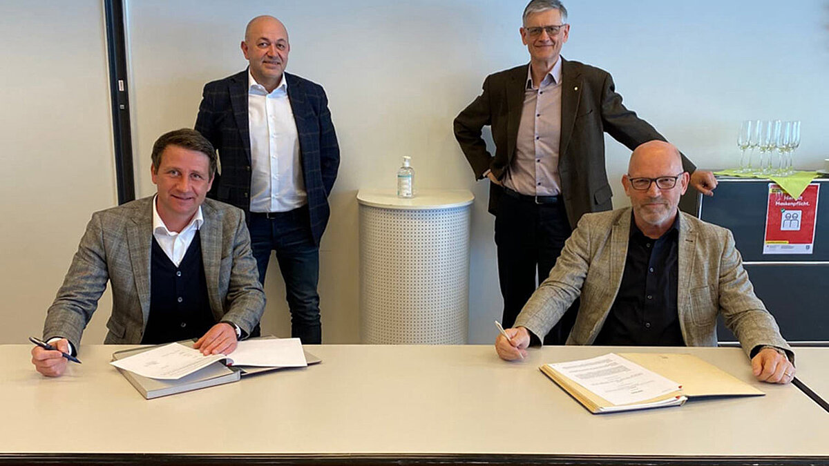 Sie besiegelten per Vertragsunterschrift den Standort Bern als Austragungsort für eine künftige Schweizer Zweiradmesse (v.l.): Tom Winter (CEO BernExpo AG), Bruno Battaglia (CFO BernExpo AG), Freddy Oswald (Vorstandsmitglied Motosuisse) und Jörg Bucher (Präsident Motosuisse).