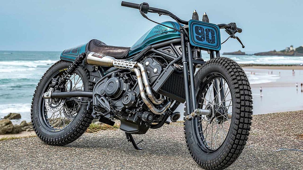 Dieses Motorrad stammt aus der Schmiede des sardischen Customizers Motocicli Audaci und ist inspiriert aus den 1930er-Jahren. Wichtigste Zutaten: Eine komplett neue Vorderradaufhängung, 19-Zoll-Drahtspeichenräder, Auspuffanlage aus Edelstahl mit SC-Project-Schalldämpfer und vieles mehr.