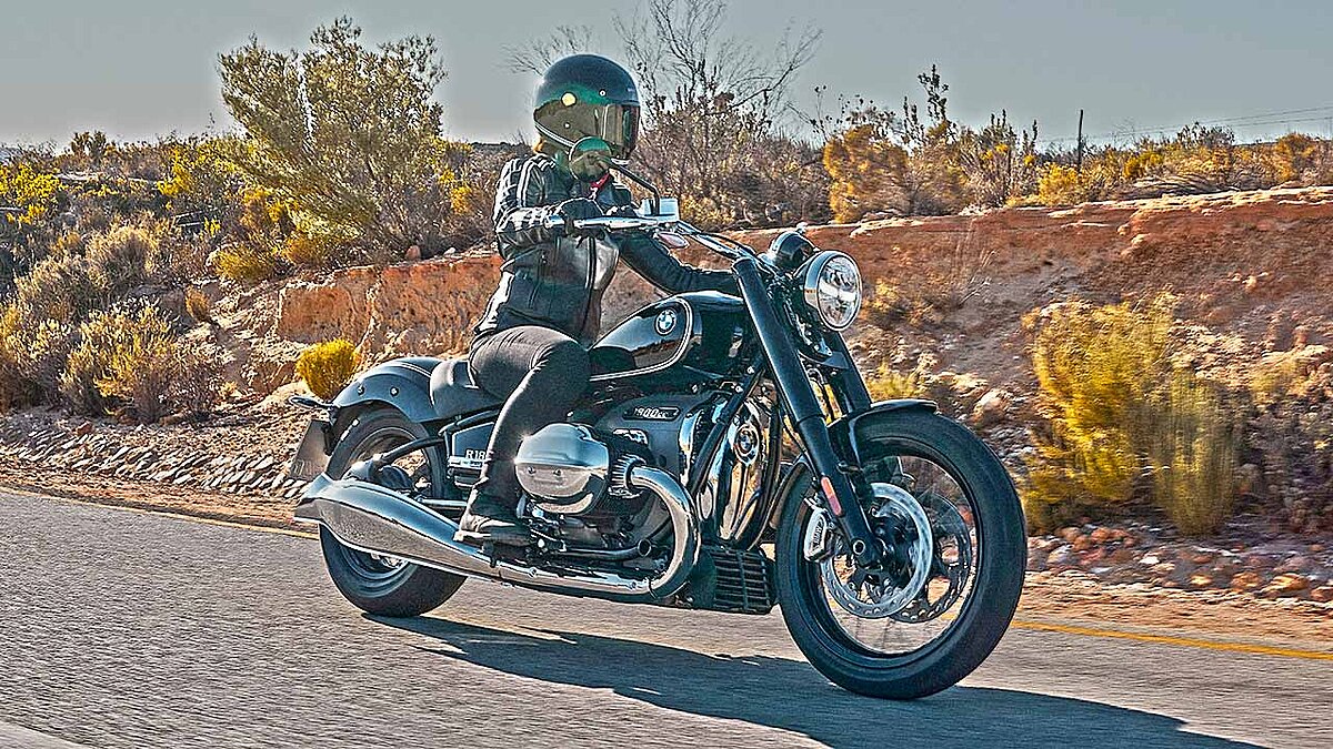 Big-Bore-Boxer in adretter Verpackung: Die BMW R 18, wie sie im Herbst in den Handel rollen wird.