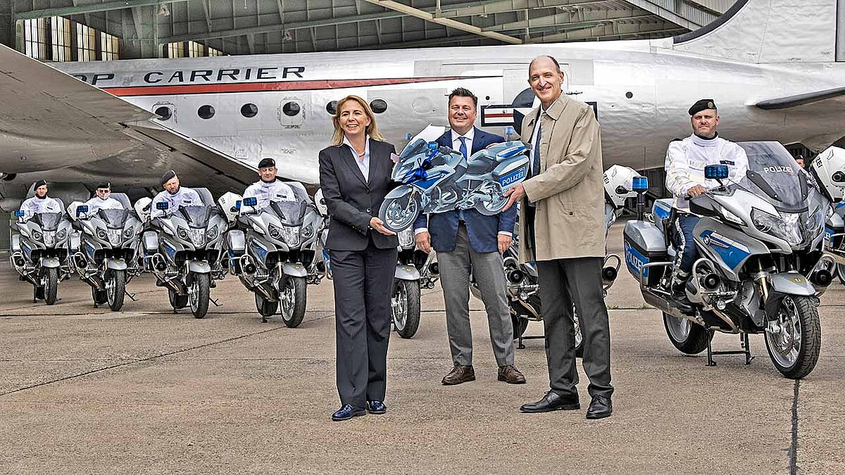 Die Offiziellen bei der Übergabe des Fahrzeugkontingents (vorne v.l.): Barbara Slowik, Präsidentin der Polizei Berlin, Andreas Geisel, Senator für Inneres und Sport in Berlin, sowie Helmut Schramm, Leiter BMW Group Werk Berlin.