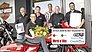 Geehrte und Laudatoren auf einem Foto (v.l.): Markus und Regina Kremer, Inhaber von Harley-Davidson Fulda, Hubert Klemm (Total Deutschland), Marc Fröhlich (Harley-Davidson Deutschland), Klaus Hüttinger (Verleger World of Bike) sowie Robert Kremer, der die Nachfolger-Generation beim diesjährigen Preisträger von Platz zwei verkörpert.