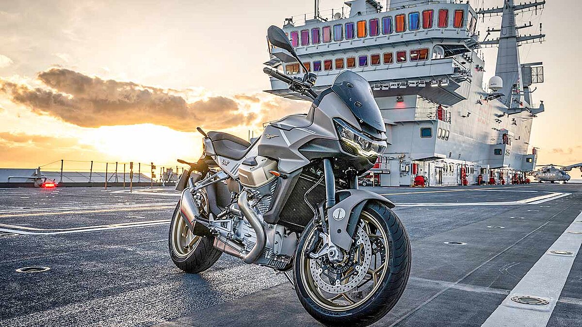 Auf dem Deck des italienischen Flugzeugträgers Cavour enthüllte Moto Guzzi das Sondermodell V100 Mandello „Aviazione Navale“.