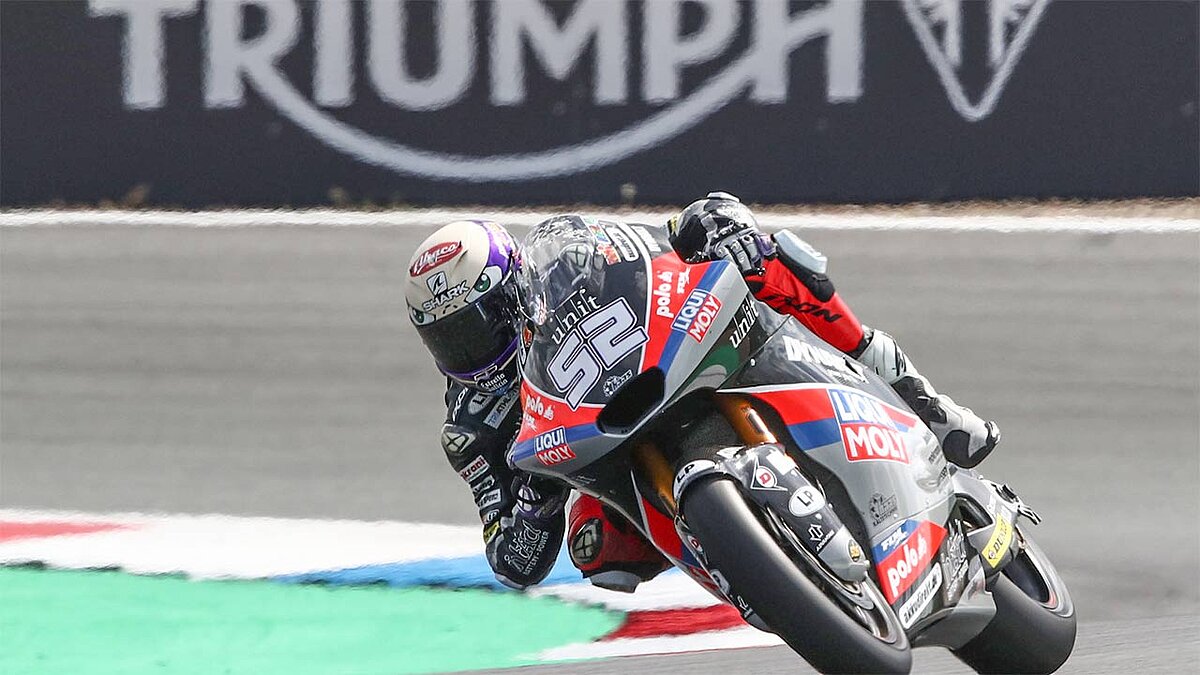 Triumph testet nachhaltige Kraftstoffe im Straßenrennsport,...