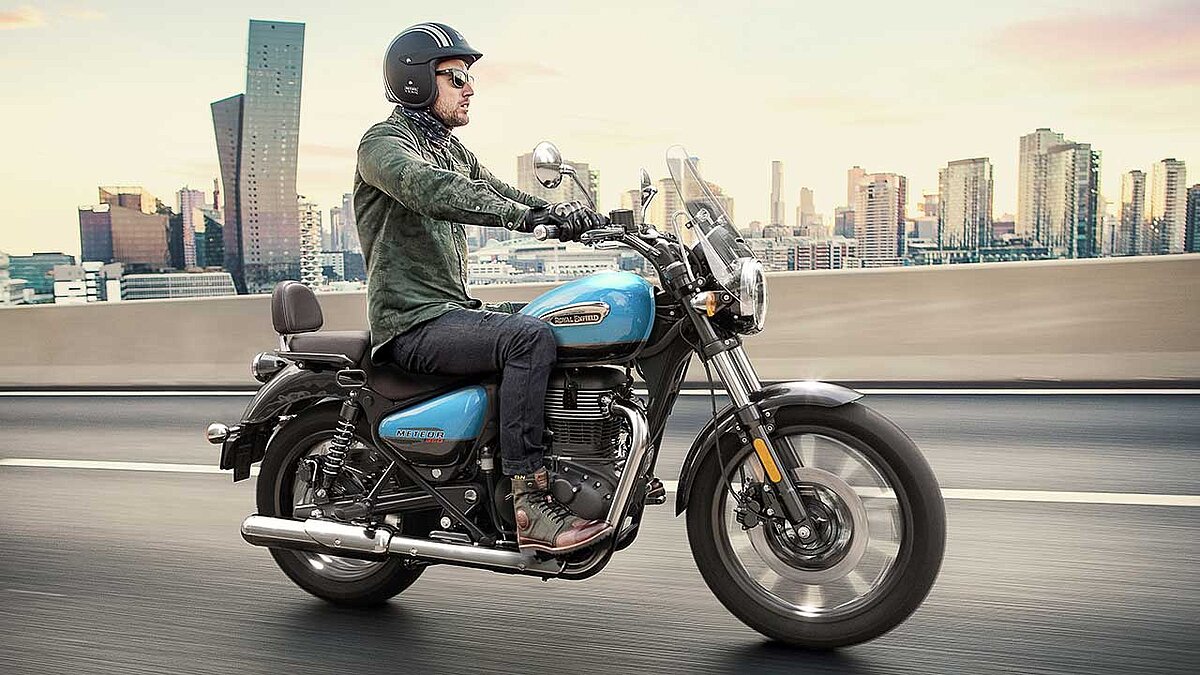 Royal-Enfield-Neuzugang 2021: Die Meteor 350, hier in der Top-Version Supernova mit Zweifarb-Lackierung, Windschild und Sissy-Bar.