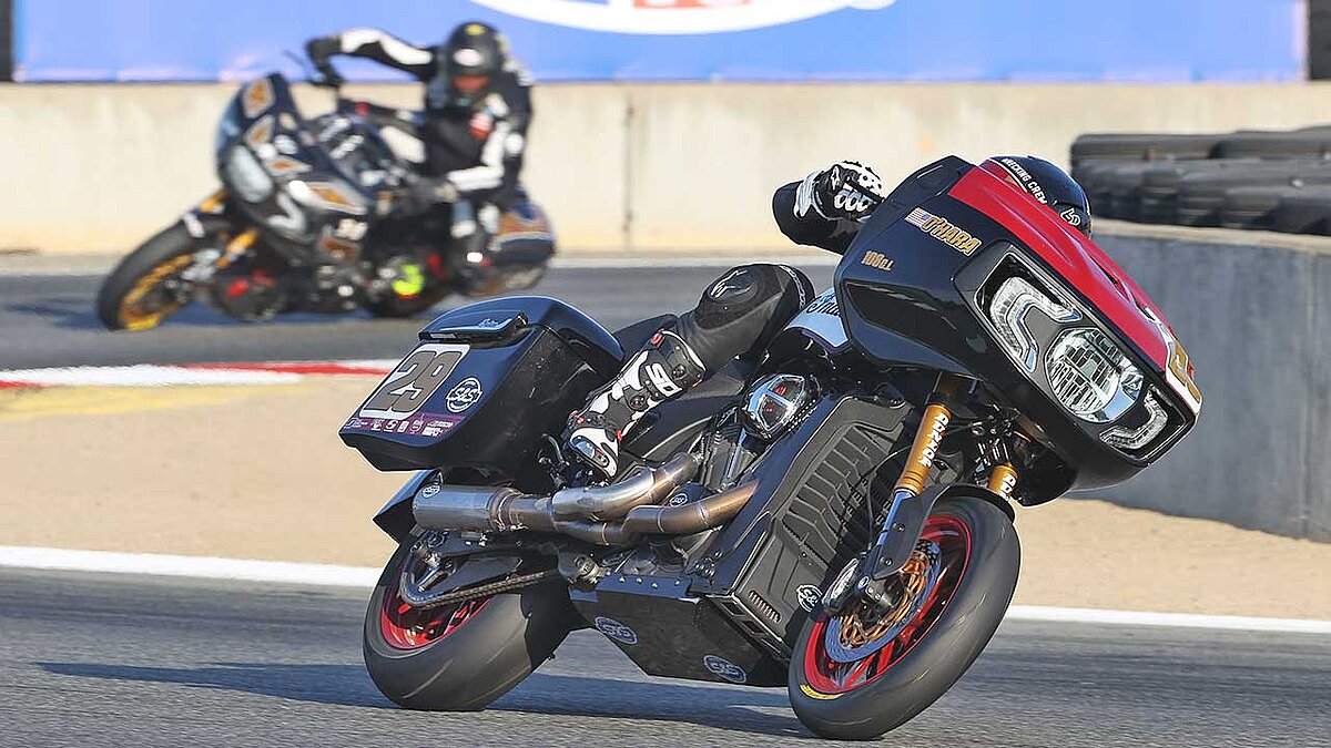 Um über den mächtigen Vorderbau die richtige Linie anpeilen zu können, muss sich der Bagger-Pilot mitunter lang machen.