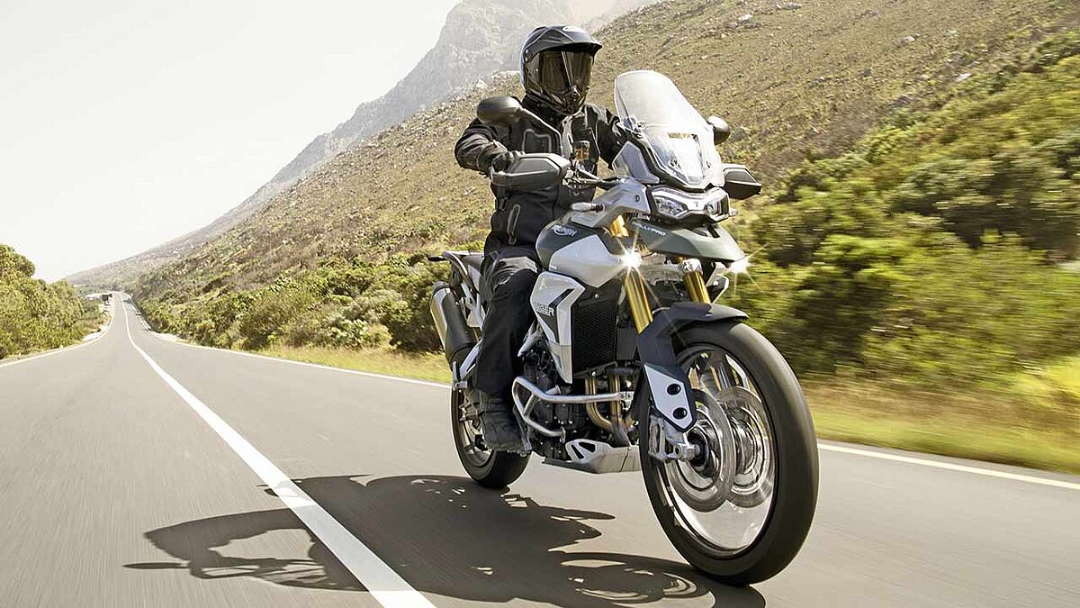 Triumphs Mittelgewichtler Tiger 900 offenbarte sich als quicklebendiger Geselle und gesitteter Begleiter beim Ritt durch jede Geländeformation.