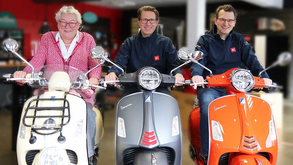 Das Führungsteam der Scooter Center GmbH in Bergheim-Glessen: Geschäftsführer Ulf Schröder (M.), flankiert von seinen beiden Prokuristen Sabine Huntebrinker-Puls (li.) und Uwe ten Eicken (re.).